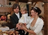 Anstossen und Hochzeitstorte anschneiden im Landhotel Schwarzes Ross