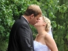 Hochzeit von Denise & Markus verliebte Brautbilder bei Regentropfen