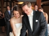 Hochzeitstorte anschneiden im Schlossbauernhof in Stolzenroth - der Hochzeitsfotograf