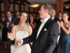 Hochzeitstorte anschneiden im Schlossbauernhof in Stolzenroth - der Hochzeitsfotograf