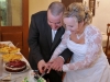 Brauttorte wird in Wiesenthau angeschnitten | der Hochzeitsfotograf Wiesenthau