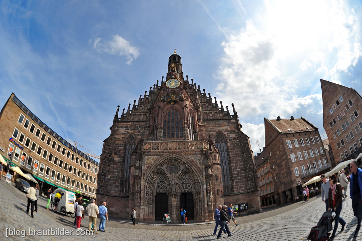 Frauenkirche Nuernberg der Hochzeitsfotograf Heiraten in Nuernberg kirchliche Hochzeit Christkind Nuernberg_01