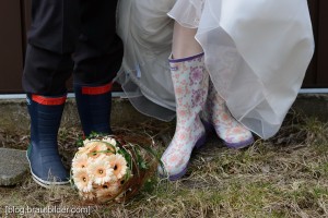 Hochzeitsfotos bei schlechtem Wetter - Gummistiefel der Retter für das Brautpaar