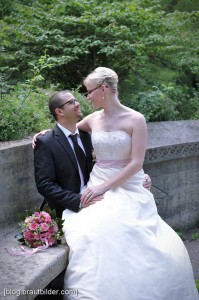 Obwohl die traditionelle, klassische Hochzeit nie unmodern wird, so verändert sich der Style der Brautbilder. Hochzeitsfotograf Regensburg