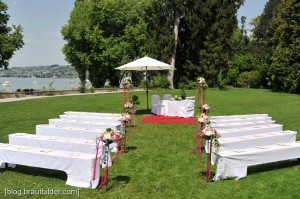 Der Hochzeitsfotograf in der Schweiz. Heiraten im Garten von Schloss Au, auf der Halbinsel am Zürichsee.