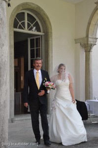 Die Trauung, mit der perfekten Kulisse des Zürichsee fand mit dem Hochzeitsfotografen im Schlossgarten statt.