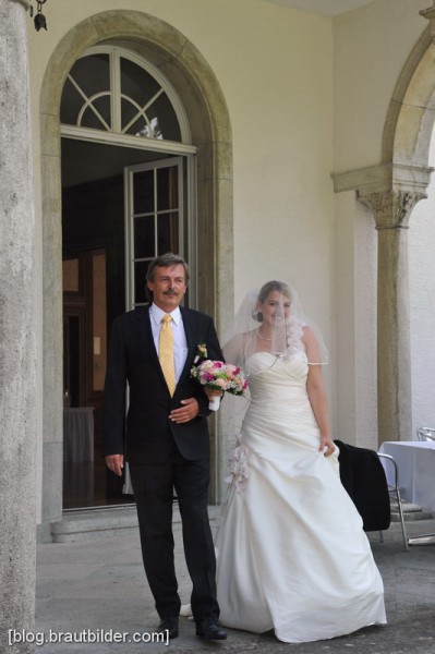 Die Trauung, mit der perfekten Kulisse des Zürichsee fand mit dem Hochzeitsfotografen im Schlossgarten statt.