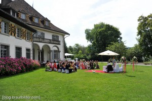 Die Trauung, mit der perfekten Kulisse des Zürichsee fand mit dem Hochzeitsfotografen im Schlossgarten statt.