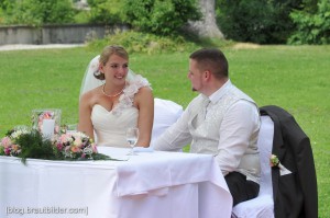 Die Trauung, mit der perfekten Kulisse des Zürichsee fand mit dem Hochzeitsfotografen im Schlossgarten statt.