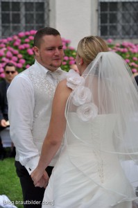 Die Trauung, mit der perfekten Kulisse des Zürichsee fand mit dem Hochzeitsfotografen im Schlossgarten statt.