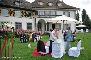 Die Trauung, mit der perfekten Kulisse des Zürichsee fand mit dem Hochzeitsfotografen im Schlossgarten statt.