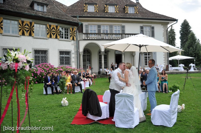 Die Trauung, mit der perfekten Kulisse des Zürichsee fand mit dem Hochzeitsfotografen im Schlossgarten statt.