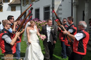 Die Trauung, mit der perfekten Kulisse des Zürichsee fand mit dem Hochzeitsfotografen im Schlossgarten statt.