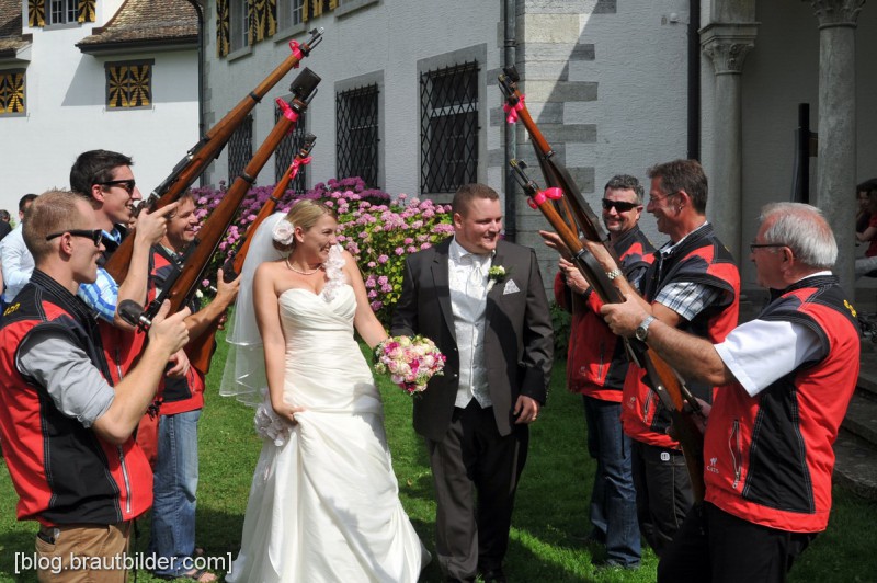 Die Trauung, mit der perfekten Kulisse des Zürichsee fand mit dem Hochzeitsfotografen im Schlossgarten statt.