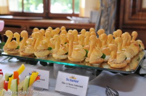 Apéro im Schloss Au. Der Hochzeitsfotograf und die Köstlichkeiten von der Konditorei Schefer.