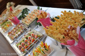 Apéro im Schloss Au. Der Hochzeitsfotograf und die Köstlichkeiten von der Konditorei Schefer.