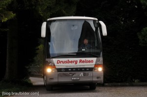 Die Hochzeitsgesellschaft wurde mit einem Modernem Reisebus von der Halbinsel Au in das wunderschöne Rapperswil chauffiert. Hochzeitsfotograf Zürich.