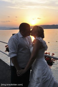 Der Hochzeitsfotograf in Rapperswil. Hochzeitsfotos im Sonnenuntergang an der prächtigen Seepromenade.