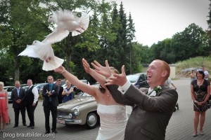 Hochzeitslocation Berggasthof Banzer Wald in Bad Staffelstein - Hochzeitsfotograf Bad Staffelstein weisse Tauben