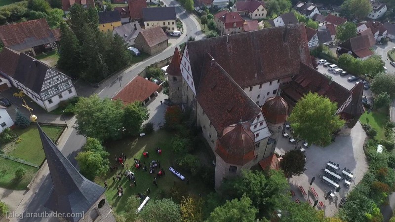 Hochzeitsfotos aus der Luft, Hochzeitsfotograf Drohne, Luftbild, Luftbilder, Hochzeit aus der Luft, Hochzeitsfilm, Hochzeitsvideos mit einer Drohne filmen, Drohnen, Luftbilder, Flugservice, Fotoaufnahmen aus der Luft, Hochzeitsfotos aus der Luft, Luftbilder in Bayern für 150,- Euro, Idee für Hochzeit gesucht, Drohne auf Hochzeit und Event, Standort, Gruppenfoto aus der Luft, Drohne Hotel Luftaufnahme, Marketing, Kontrollflug, Timelapse, Luftbild Haus, Luftbildaufnahme Autohaus, Inspektionsflüge Industrieanlagen, Solaranlagen, Dächer, Hochzeitfotografie 2.0,