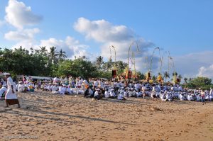 Hochzeitsshooting Fotos im Hochzeitskleid auf Bali machen, deutscher Fotograf Bali, Flitterwochen für Hochzeitsfotos nutzen,