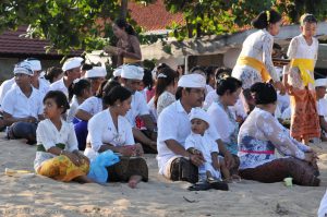 Fotos im Hochzeitskleid auf Bali machen, deutscher Fotograf Bali, Flitterwochen für Hochzeitsfotos nutzen,