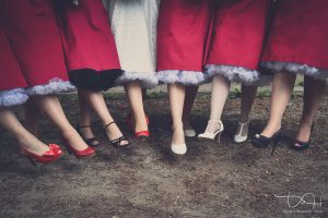 zeigt her Eure Schuhe, Hochzeitsfotos mit den Brautjungfern, lustige Hochzeitsfotos, Hochzeitsfotograf intalienische Hochzeit,