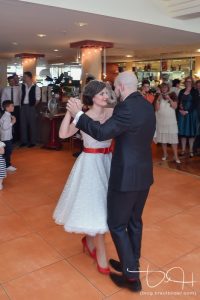 italienischer Walzer zum Eröffnungstanz, Hochzeitsfotograf Amore, Brautpaar eröffnet Tanzfläche