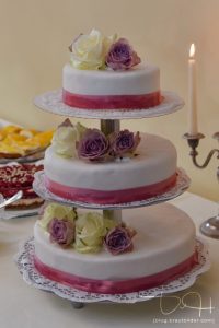 Als Hochzeitsfotograf im Schloss Atzelsberg, Hochzeitstorte, feiern im Barocksaal