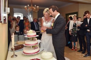 Als Hochzeitsfotograf im Schloss Atzelsberg, Hochzeitstorte, feiern im Barocksaal