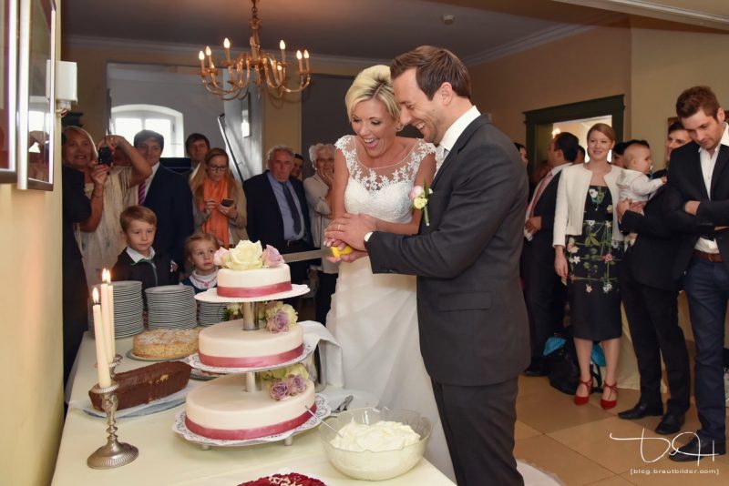 Als Hochzeitsfotograf im Schloss Atzelsberg, Hochzeitstorte, feiern im Barocksaal