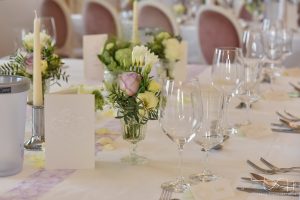 Als Hochzeitsfotograf im Schloss Atzelsberg, Hochzeit feiern im Barocksaal, Tischdekoration