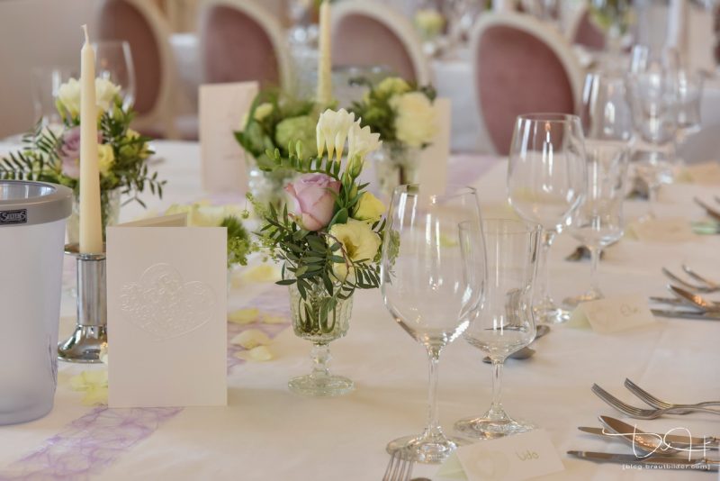 Als Hochzeitsfotograf im Schloss Atzelsberg, Hochzeit feiern im Barocksaal, Tischdekoration