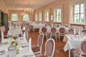Als Hochzeitsfotograf im Schloss Atzelsberg, Hochzeit feiern im Barocksaal, Tischdekoration