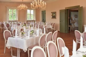Als Hochzeitsfotograf im Schloss Atzelsberg, Hochzeit feiern im Barocksaal, Tischdekoration