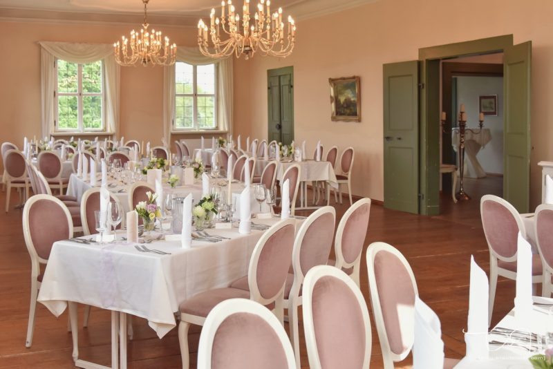Als Hochzeitsfotograf im Schloss Atzelsberg, Hochzeit feiern im Barocksaal, Tischdekoration