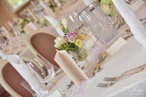 Als Hochzeitsfotograf im Schloss Atzelsberg, Hochzeit feiern im Barocksaal, Tischdekoration