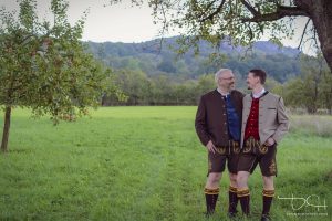 Der Hochzeitsfotograf macht die Verpartnerungs Bilder in der fraenkischen Schweiz - Walbarla