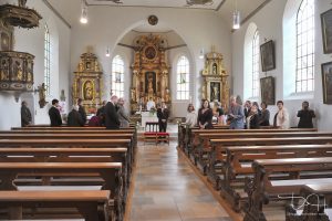 Der Bräutigam wartet am Altar auf die Braut, Fotograf Hochzeit Forchheim Erlangen