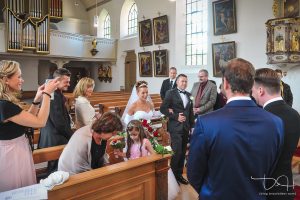 Die Braut wird in der Kirche vom Vater an den Bräutigam übergeben, Hochzeitsfotograf Erlangen