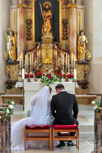 Einblicke in die kirchliche Trauung in Wiesenthau Forchheim bei Erlangen, Fotograf Hochzeit