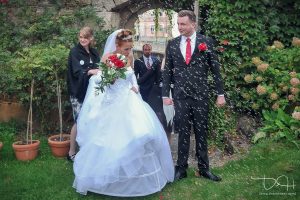 Das Werfen von reis ist ein alter Hochzeitsbrauch, der auch umstritten ist - hochzeitsfotograf Wiesenthau