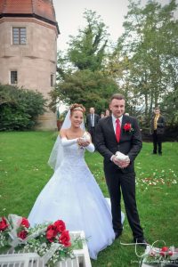 Das Brautpaar lässt weiße Tauben steigen - der Hochzeitsfotograf