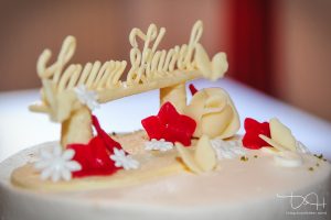 Die Hochzeitstorte mit Namensschriftzug, der Hochzeitsfotograf
