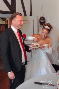 Das gemeinsame Probieren ist ebenfalls ein alter Brauch - der Hochzeitsfotograf Wiesenthau - Forchheim bei Erlangen