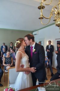 Der erste Kuss als Mann und Frau im Standesamt Tegernsee begleitet von Ihrem Hochzeitsfotografen am Tegernsee