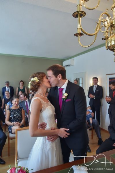 Der erste Kuss als Mann und Frau im Standesamt Tegernsee begleitet von Ihrem Hochzeitsfotografen am Tegernsee