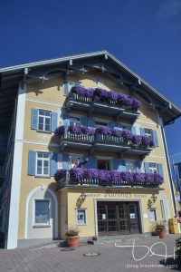 Das frisch vermählte Brautpaar auf dem Balkon vom Standesamt am Tegernsee - der Hochzeits Fotograf am Tegernsee und in Rottach Egern
