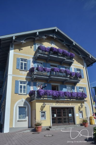 Das frisch vermählte Brautpaar auf dem Balkon vom Standesamt am Tegernsee - der Hochzeits Fotograf am Tegernsee und in Rottach Egern