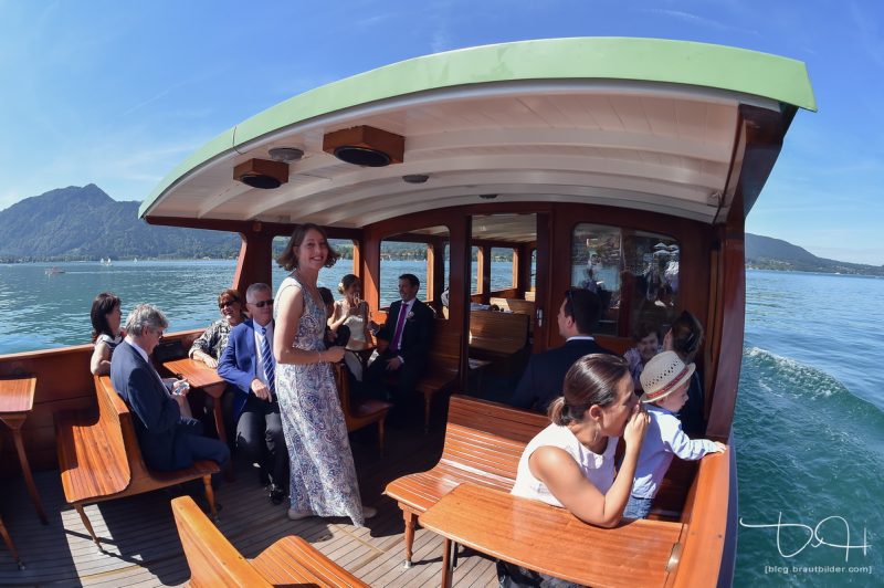 Mit der Hochzeitsgesellschaft zum Sektempfang auf den See - mit dabei der Hochzeitsfotogtaf